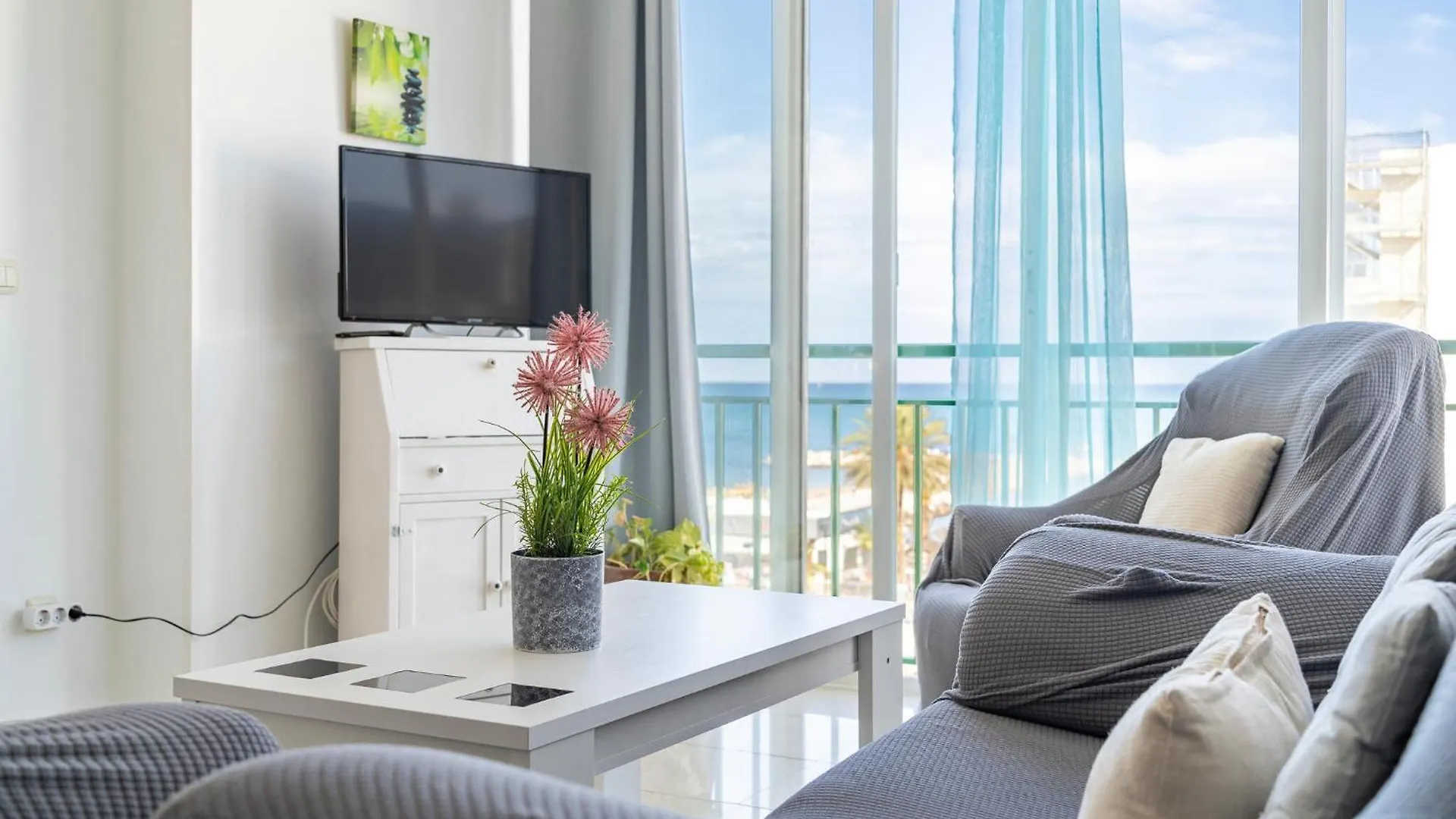 2 Bedroom Pet Friendly Apartment In Fuengirola 0*,